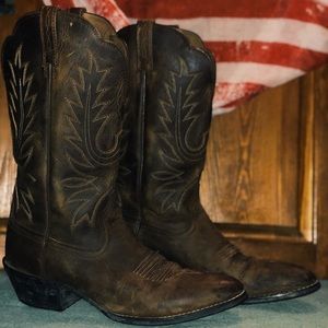 Ariat Cowgirl Boots (size 8)